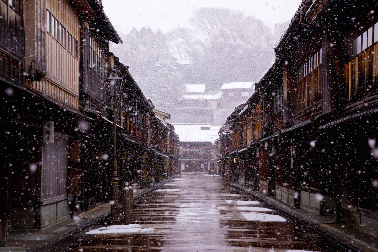 雪に包まれた金沢・兼六園の静かな茶屋街
